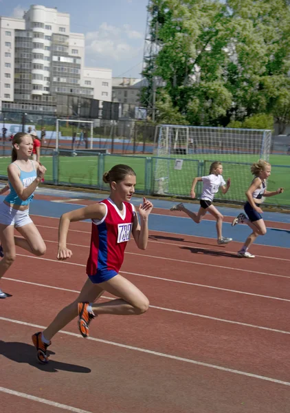 在竞技体育中的区域竞争冠军小辈的乌拉尔，年轻女性运动员围绕体育场发电机运行. — 图库照片