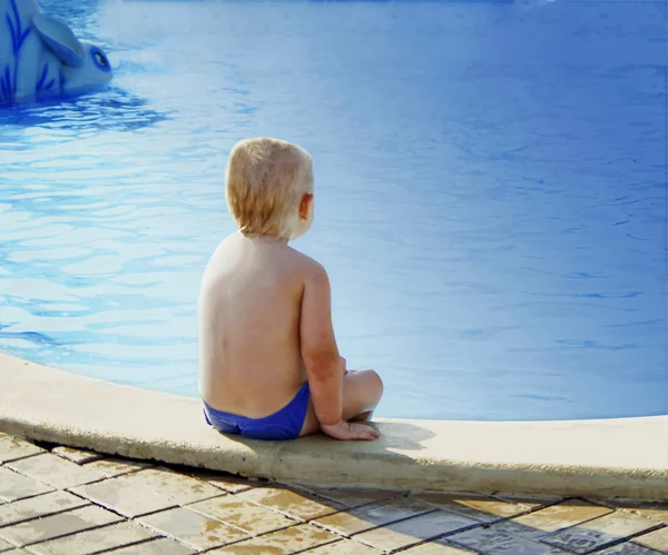 Vissza a szőke göndör hajú fiú, a medence mellett — Stock Fotó