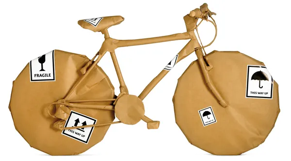 Велосипед завернутый в коричневую бумагу, готовый к офисному переезду — стоковое фото