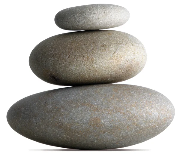Drie evenwichtige kiezels op een witte achtergrond met uitknippad — Stockfoto