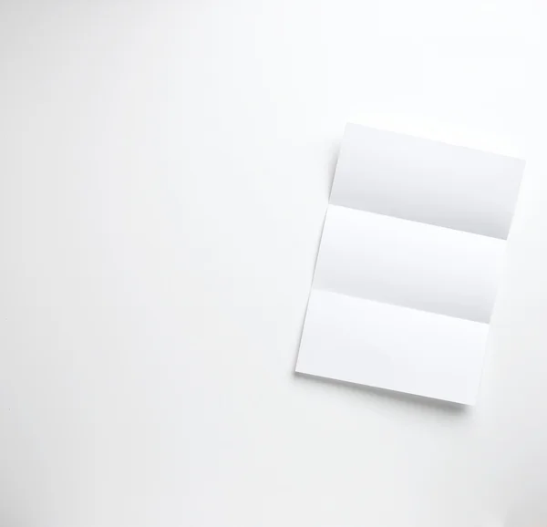 空白の a4 のシート、白の背景に隠れて上の手紙紙 copyspace に畳んだ ロイヤリティフリーのストック画像