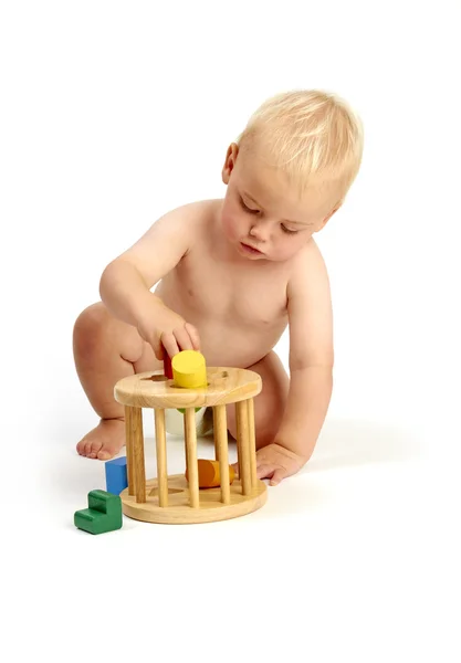Bonito menino brincando com um brinquedo classificador de forma isolado em um Whit — Fotografia de Stock