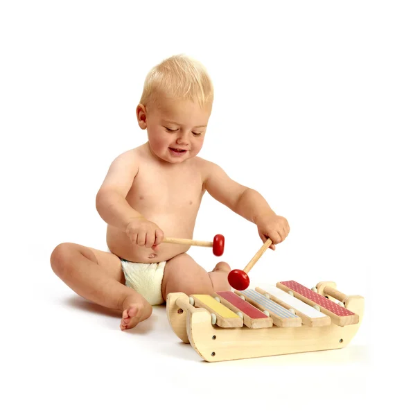 Lindo bebé jugando un instrumento musical xilófono aislado en —  Fotos de Stock