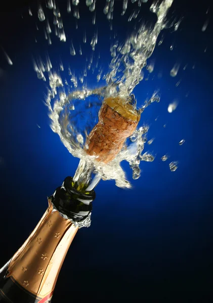 Пляшка шампанського готова до святкування — стокове фото