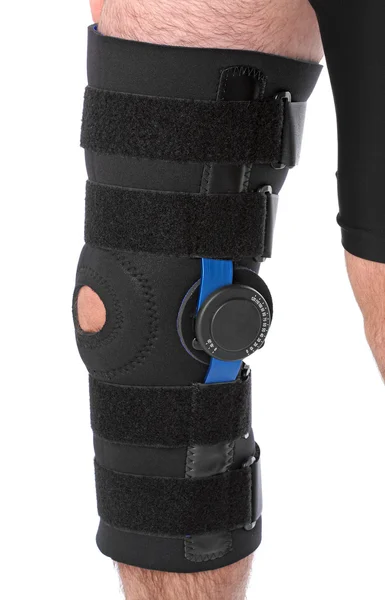Hombre con un corsé en la pierna — Foto de Stock