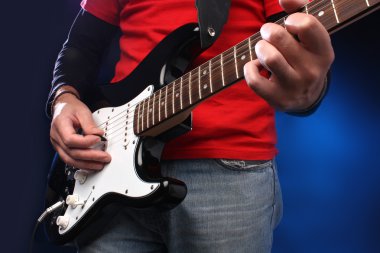 Elektro Gitar Çalıyor