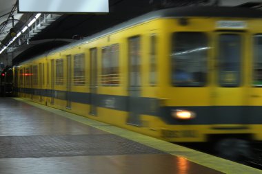 Metro treni istasyondan ayrılıyor.