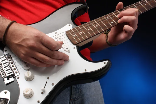 Gra na gitarze elektrycznej — Zdjęcie stockowe