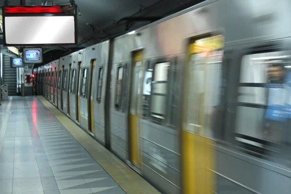 Tunnelbanetåg lämnar stationen — Stockfoto
