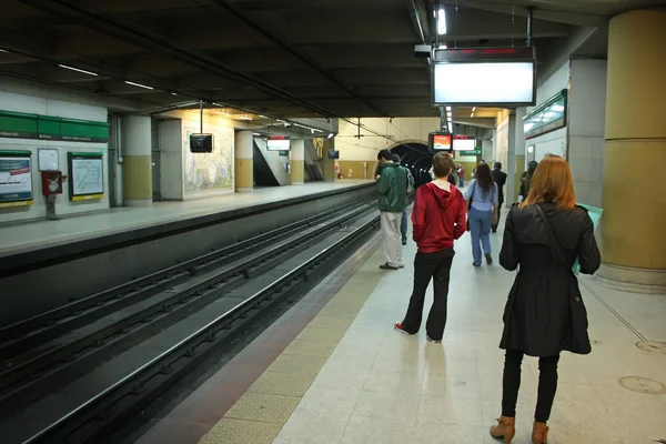 Passageiros à espera do metro — Fotografia de Stock