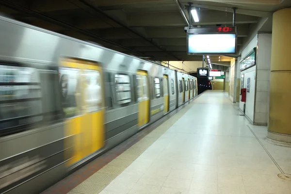 Tunnelbanetåg lämnar stationen — Stockfoto