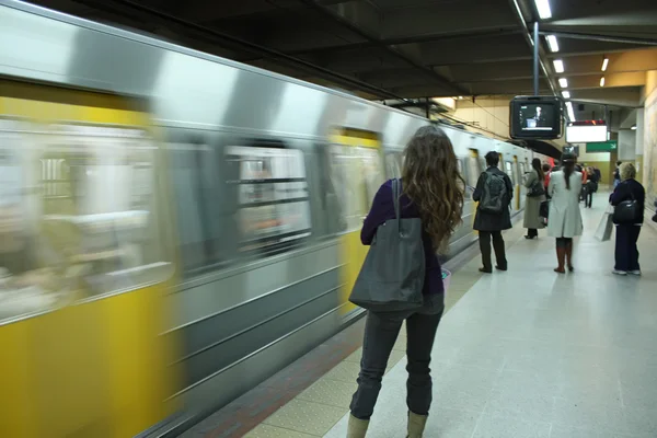 Passagerare väntar på tunnelbanan — Stockfoto