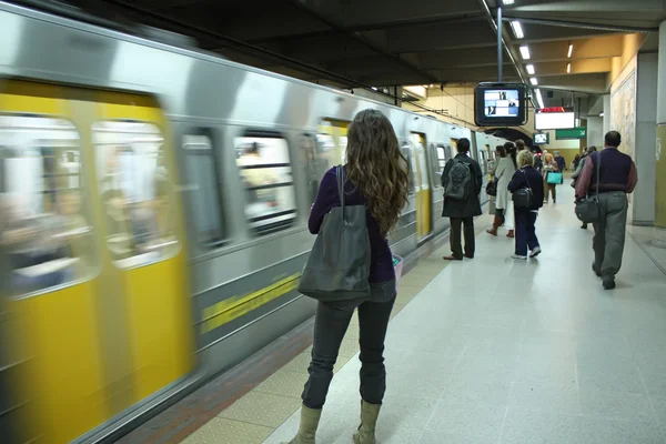 ผู้โดยสารที่รอรถไฟใต้ดิน — ภาพถ่ายสต็อก