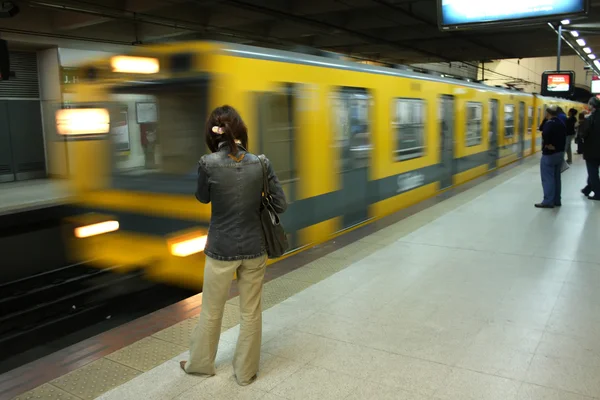 Passagerare väntar på tunnelbanan — Stockfoto
