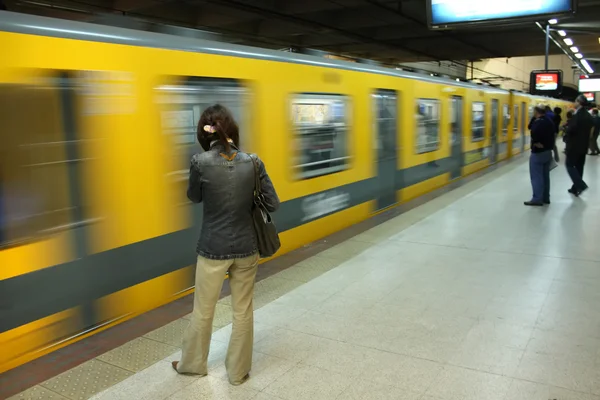 Passagers qui attendent le métro — Photo