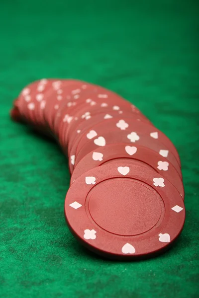 Glücksspiel-Chips über grünen Filz — Stockfoto