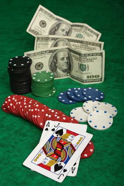 도박 칩으로 얼룩진 블랙잭 — 스톡 사진