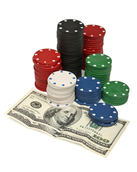 Glücksspiel-Chips und Dollarscheine über Weiß — Stockfoto
