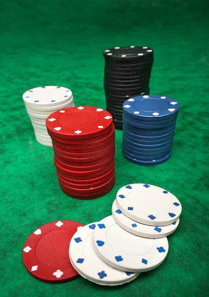 Gambling chips over green felt — Stock Photo, Image