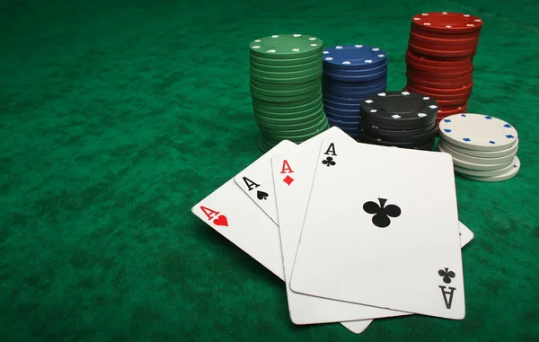 Fyra ess med gambling chips — Stockfoto