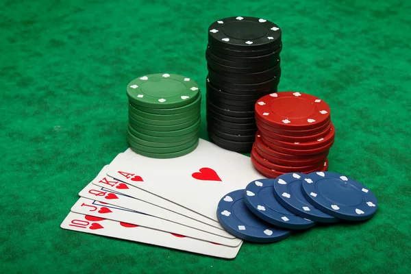 Royal Flush mit Glücksspiel-Chips — Stockfoto