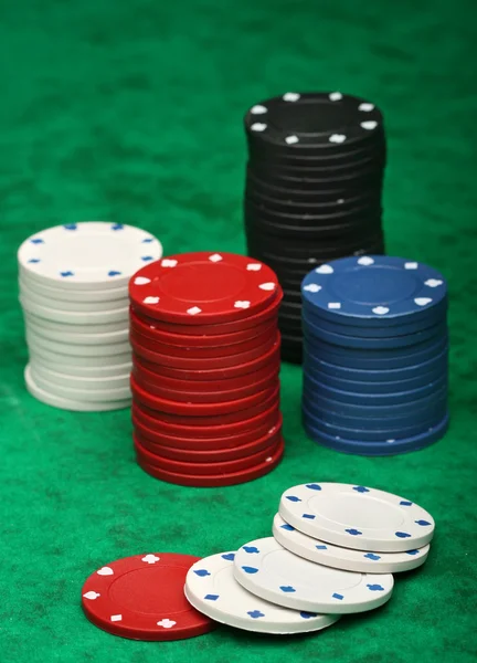 Gokken chips over groene vilt — Stockfoto