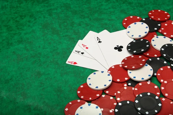 Vier Asse mit Glücksspielchips — Stockfoto