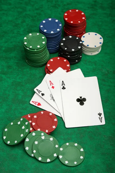 Vier Azen met gokken chips — Stockfoto