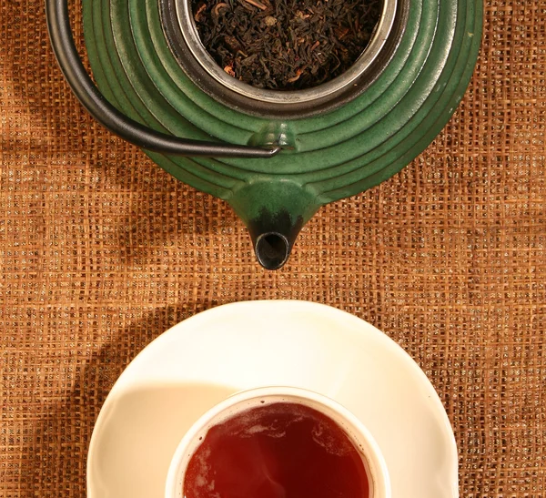 Китайский чайник и чашка чая — стоковое фото