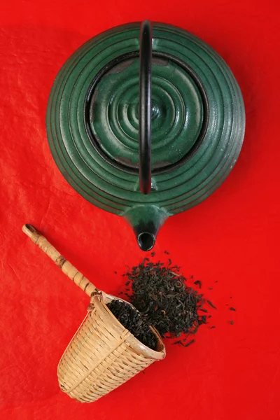 Китайский чайник и плетеная сенсация с травяными чайными листьями — стоковое фото