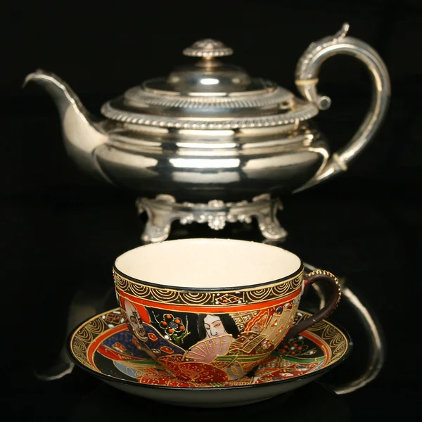 Серебряный чайник и чашку старинного китайского чая — стоковое фото
