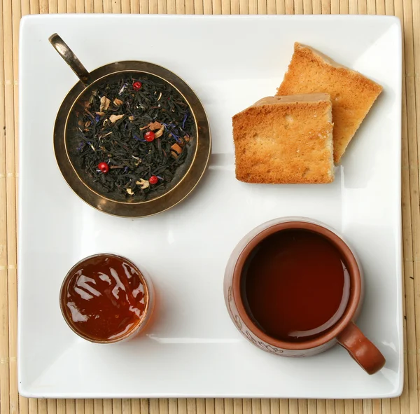 Серебряный чайник и чашку старинного китайского чая — стоковое фото