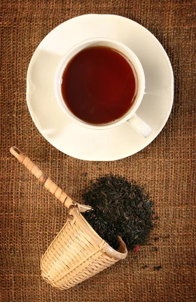 Théière en argent et une ancienne tasse de thé chinoise — Photo