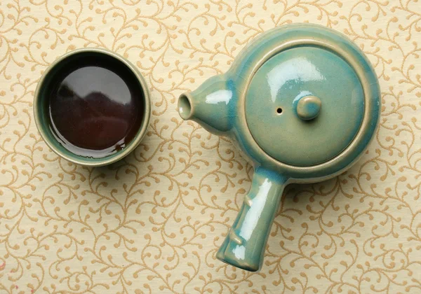 中国のカップにお茶を注ぐ銀のティーポット — ストック写真