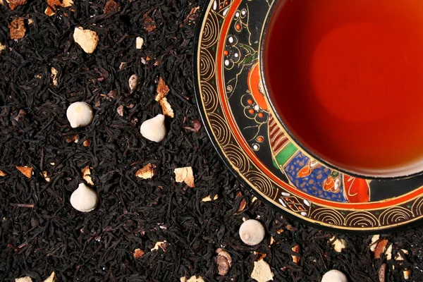 Coupe chinoise antique et un mélange de feuilles de thé — Photo