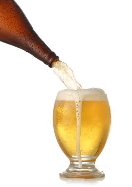soğuk bir bira bardağına dökme