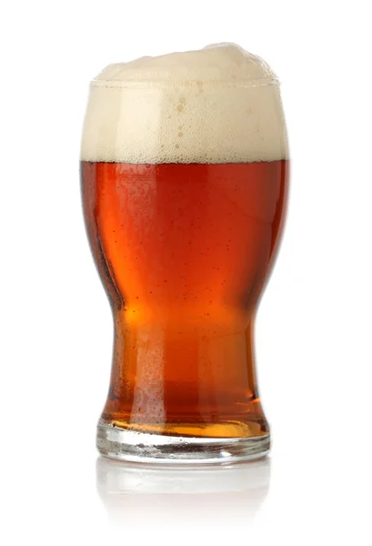 Taze bardak bira üzerine beyaz izole — Stok fotoğraf