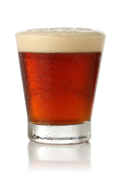 Frisches Glas Bier isoliert auf weiß — Stockfoto