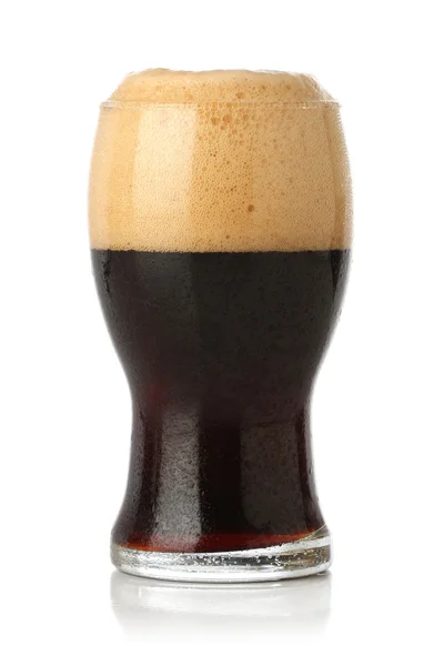 Studené černé pivo sklo izolované — Stock fotografie