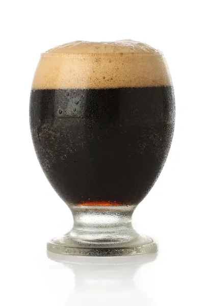Vidro de cerveja Stout frio isolado — Fotografia de Stock