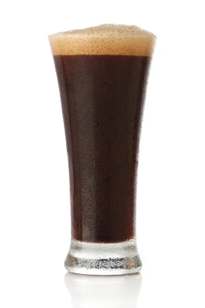 Κρύα μπύρα stout γυαλί απομονωθεί — Φωτογραφία Αρχείου