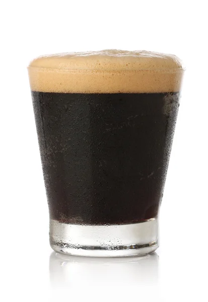 Yiğit bira cam izole — Stok fotoğraf