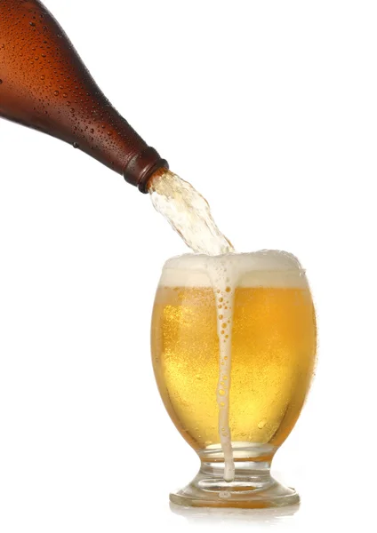 Gieten van koud bier in glas — Stockfoto