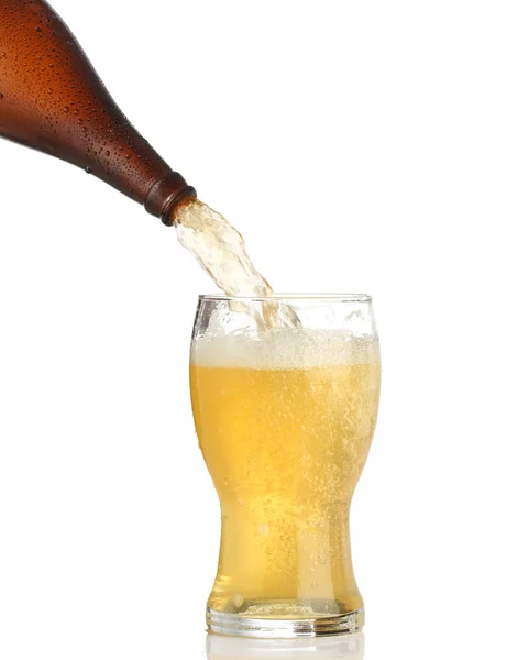 Наливание холодного пива в стекло — стоковое фото