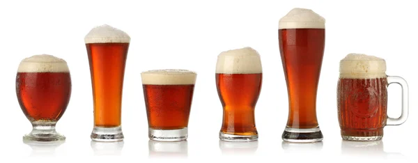 Diferentes copos de cerveja gelada — Fotografia de Stock