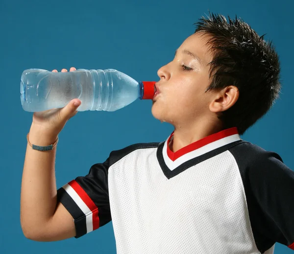 Susuz çocuk içme suyu açık havada — Stok fotoğraf