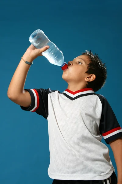 Susuz çocuk içme suyu açık havada — Stok fotoğraf