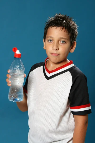 Chico sediento bebiendo agua al aire libre —  Fotos de Stock
