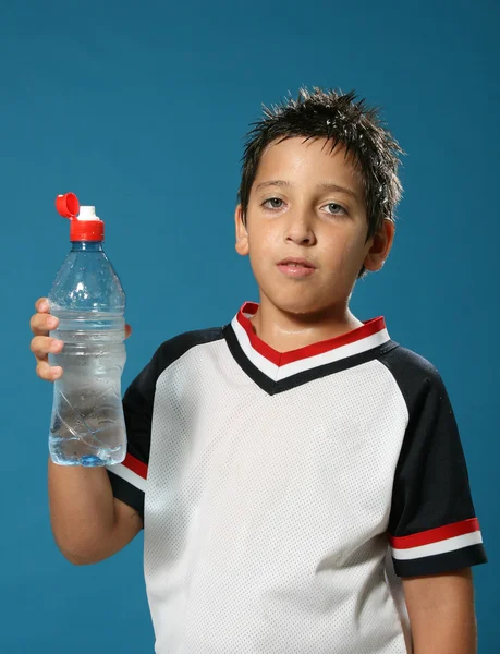 Жага хлопчик п'є воду на відкритому повітрі — стокове фото
