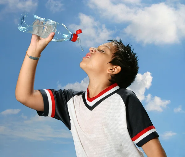 Törstig pojke dricksvatten utomhus — Stockfoto